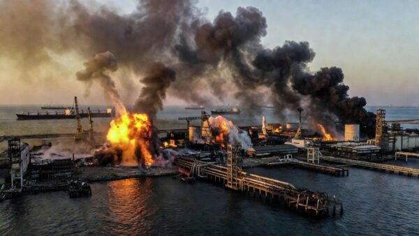 Embarcações no Estreito de Ormuz , vistas de Musandam, Omã, 15 de junho de 2026 — Foto: REUTERS/Stringer