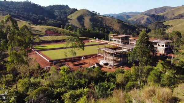 Obra do Complexo Esportivo de Extrema em fase de construção
