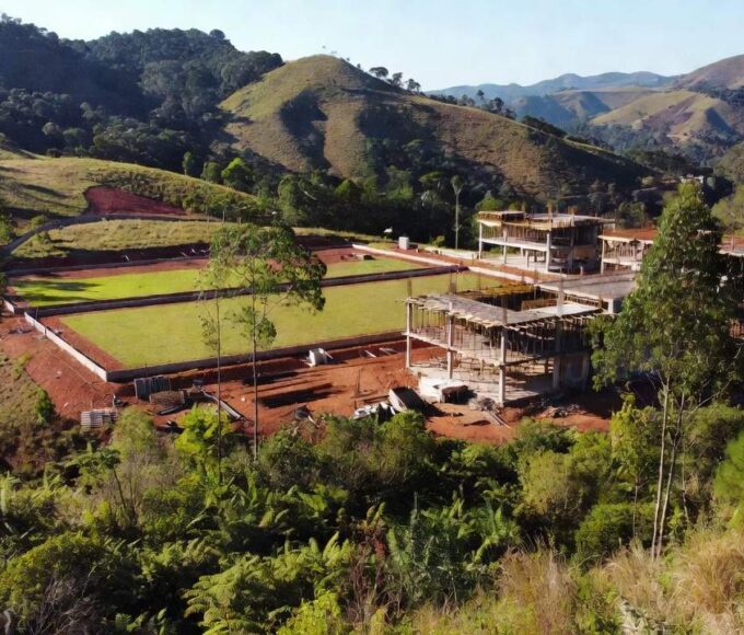 Obra do Complexo Esportivo de Extrema em fase de construção
