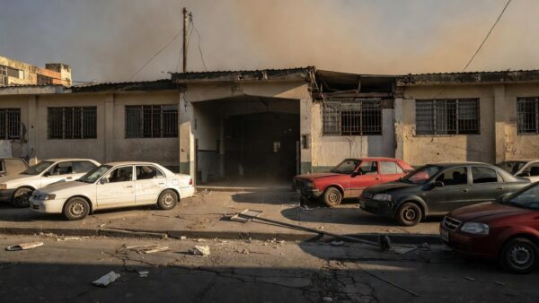 Pessoas recebem tratamento em um hospital de campanha após os terremotos em La Guaira, Venezuela, em 24 de junho de 2026 — Foto: REUTERS/Maxwell Briceno