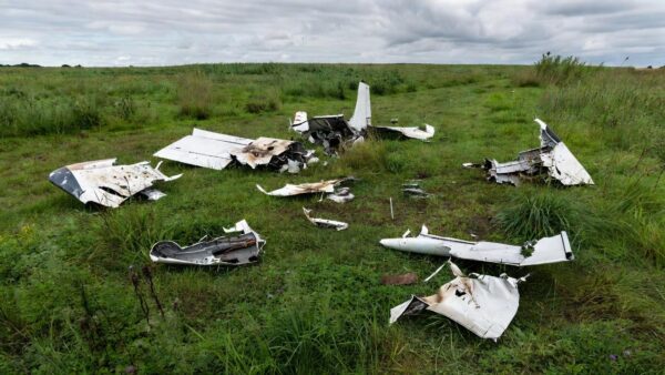 Equipes de resgate trabalham no local da queda de um avião em Tomblaine, no nordeste da França, neste domingo (28). O acidente matou as 11 pessoas que estavam a bordo da aeronave. — Foto: REUTERS/Christian Hartmann