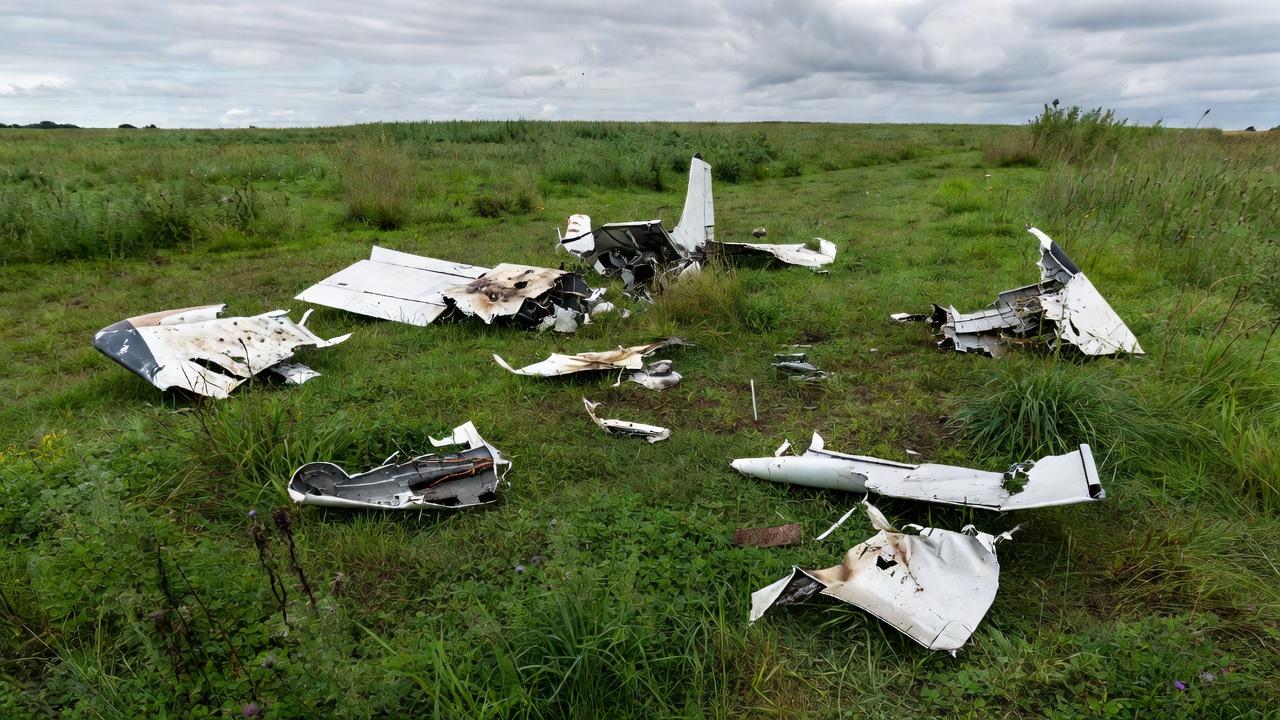 Equipes de resgate trabalham no local da queda de um avião em Tomblaine, no nordeste da França, neste domingo (28). O acidente matou as 11 pessoas que estavam a bordo da aeronave. — Foto: REUTERS/Christian Hartmann