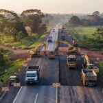 Obras de pavimentação e máquinas na rodovia BR-364