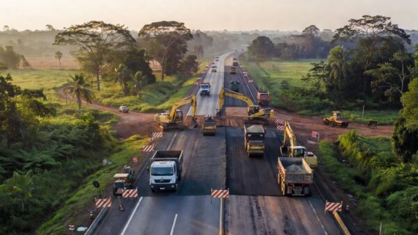 Obras de pavimentação e máquinas na rodovia BR-364