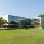 Fachada de faculdade de medicina no Brasil representando inscrições Enare encerradas