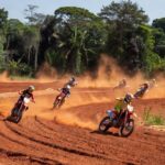 Pista de motocross em Jaru com motos em ação no Campeonato Rondoniense
