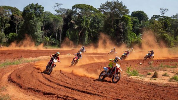 Pista de motocross em Jaru com motos em ação no Campeonato Rondoniense