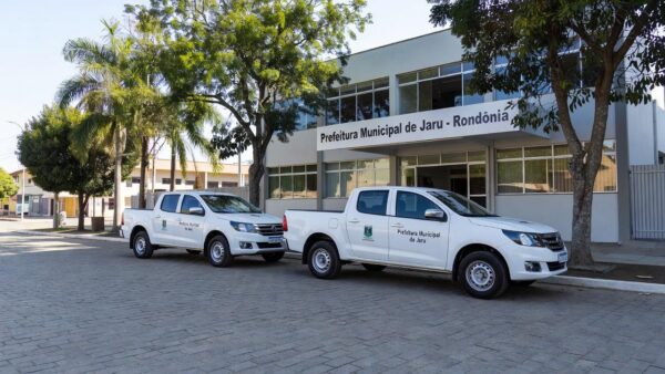 Duas caminhonetes da Prefeitura de Jaru para assistência social