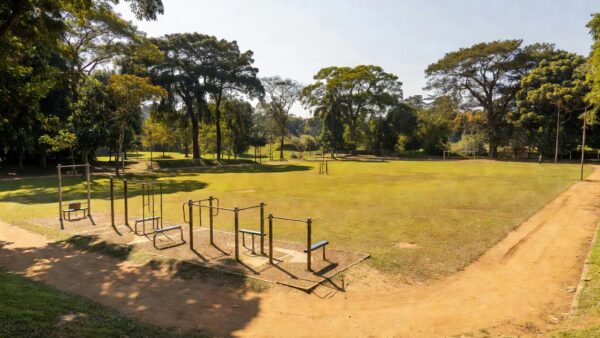 Praça pública com equipamentos para esportes gratuitos em Ji-Paraná, Rondônia