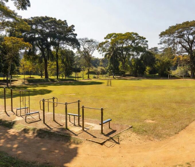 Praça pública com equipamentos para esportes gratuitos em Ji-Paraná, Rondônia
