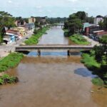Rio Machado dividindo a cidade de Ji-Paraná em Rondônia com ponte e área urbana