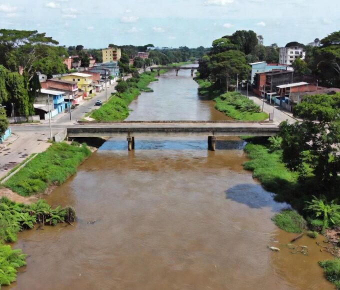 Rio Machado dividindo a cidade de Ji-Paraná em Rondônia com ponte e área urbana