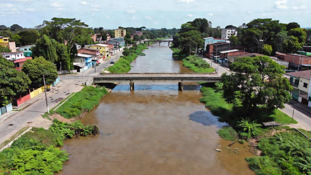 Rio Machado dividindo a cidade de Ji-Paraná em Rondônia com ponte e área urbana