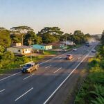 Rodovia BR-364 atravessando Ji-Paraná, Rondônia, com desenvolvimento urbano ao redor.