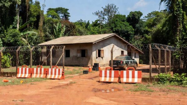 Entrada da UPP em Porto Velho com barreiras de segurança policial