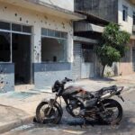 Barbearia atacada a tiros com motocicleta queimada em Porto Velho