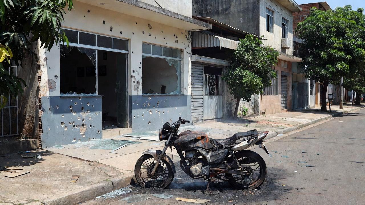 Barbearia atacada a tiros com motocicleta queimada em Porto Velho