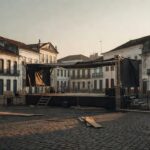 Praça pública vazia representando restrições do defeso eleitoral para eleições 2026