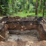 Escavação arqueológica em Candelária, Porto Velho, revelando ocupação humana