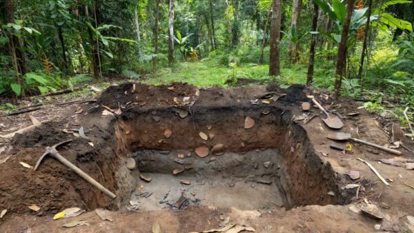 Escavação arqueológica em Candelária, Porto Velho, revelando ocupação humana