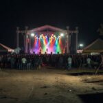 Palco iluminado na ExpoJipa durante evento sertanejo no Brasil