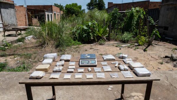 Apreensão de drogas e balança no Bairro Pantanal pela polícia