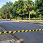 Via pública em Porto Velho com fita de isolamento após tiroteio