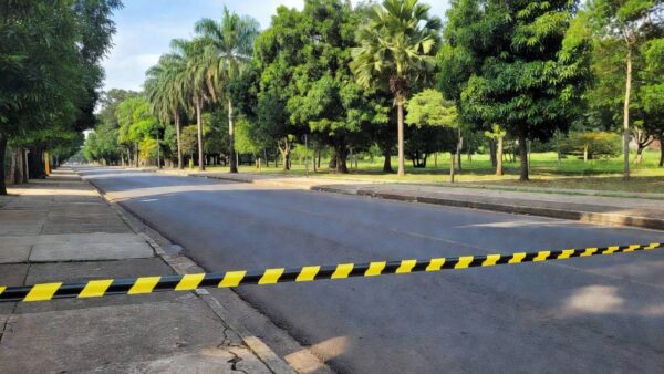 Via pública em Porto Velho com fita de isolamento após tiroteio