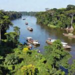 Rio Madeira com embarcações de carga na Amazônia representando hidrovia