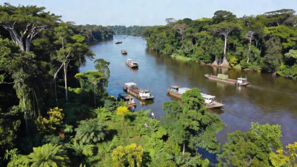 Rio Madeira com embarcações de carga na Amazônia representando hidrovia