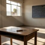 Sala de aula vazia em escola de Porto Velho com canivete sobre carteira