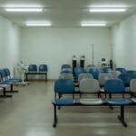 Sala de espera vazia da UPA em Porto Velho representando espera por transferência de paciente