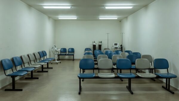 Sala de espera vazia da UPA em Porto Velho representando espera por transferência de paciente