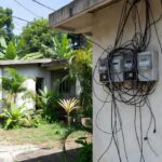 Medidores de energia com ligações irregulares em condomínio de Ji-Paraná
