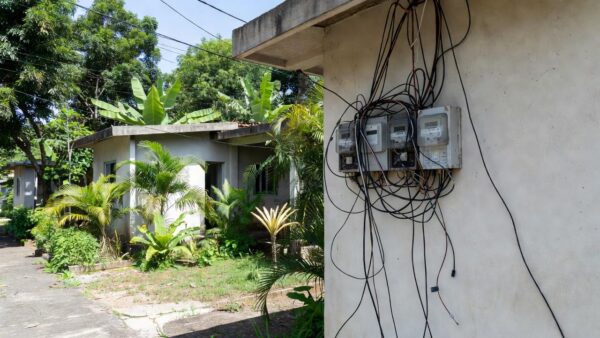 Medidores de energia com ligações irregulares em condomínio de Ji-Paraná