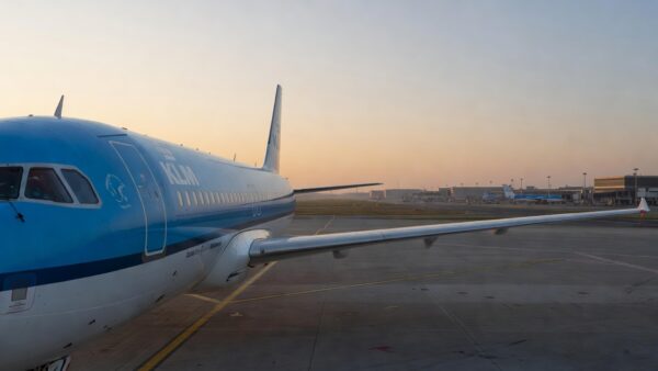 Avião da KLM em pista de aeroporto