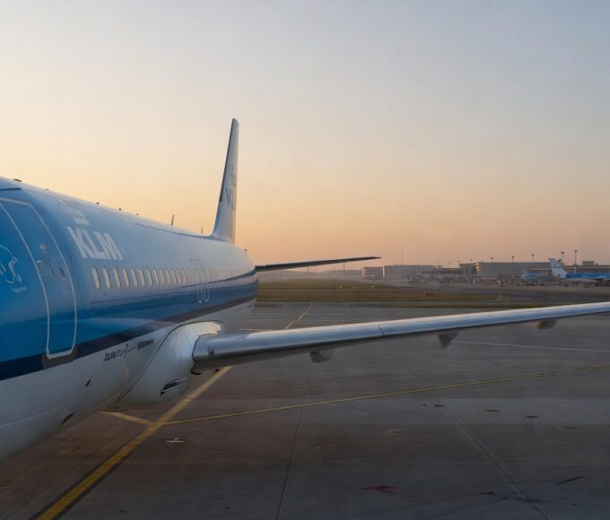 Avião da KLM em pista de aeroporto
