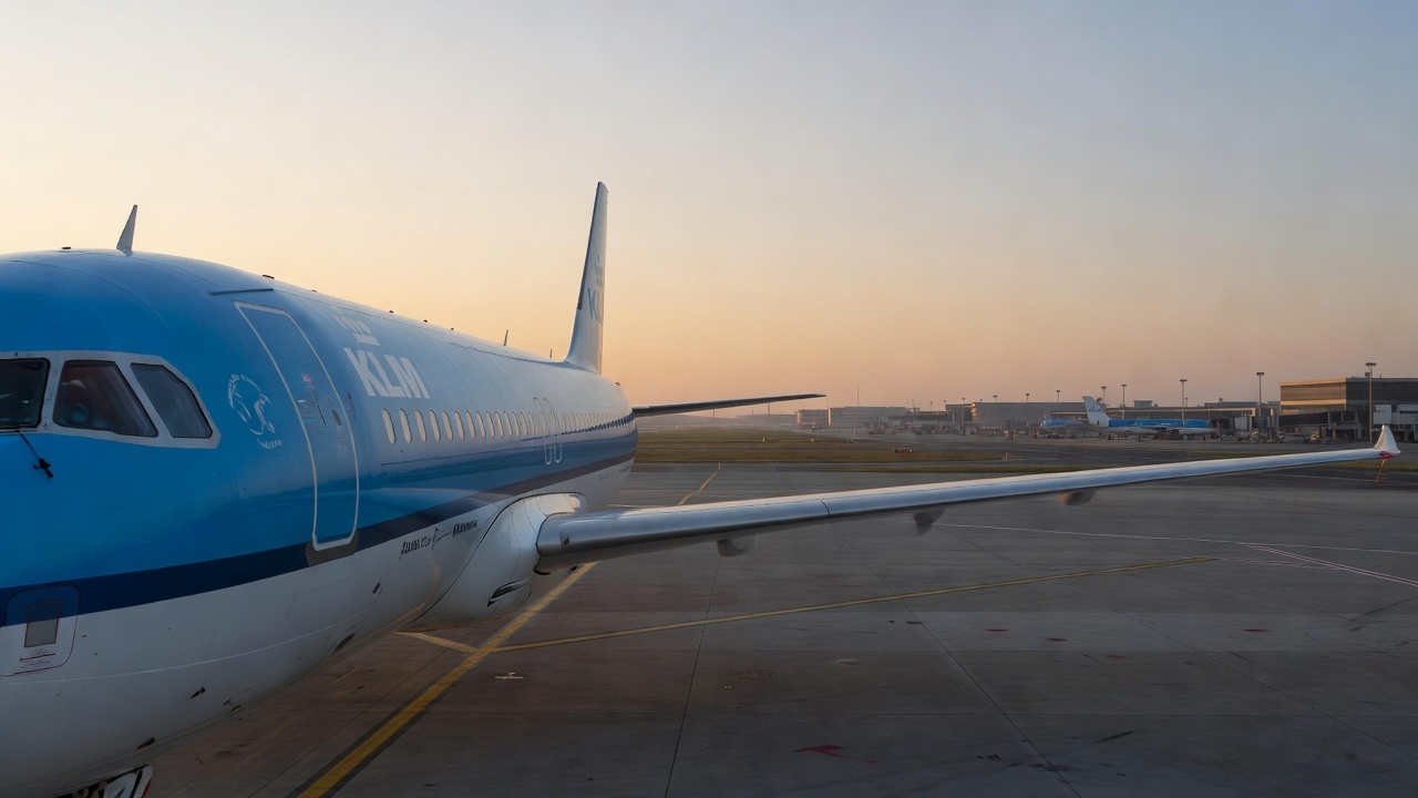 Avião da KLM em pista de aeroporto