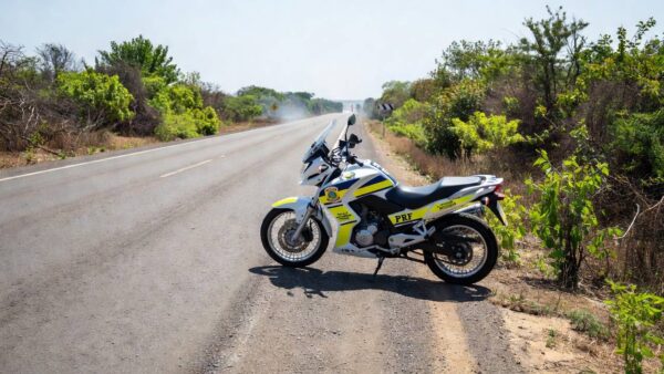 Motocicleta da PRF em rodovia brasileira após tentativa de furto