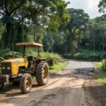 Trator agrícola em estrada rural de Mirante da Serra com anúncio de asfalto