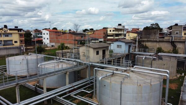 Estação de tratamento de água representando contrato de saneamento e privatização no Brasil