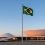 Fachada do Senado Federal em Brasília com bandeira do Brasil