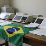 Bandeira do Brasil com urnas eleitorais representando apoio político nas eleições 2026