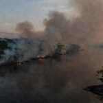 Queimadas no rio Madeira com fumaça chegando a Porto Velho