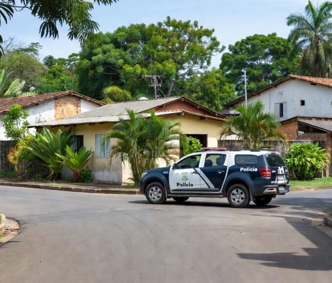 Viatura da Polícia Militar em Porto Velho durante ação por descumprimento de medidas protetivas.