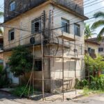 Fios elétricos e andaime em prédio no centro de Porto Velho