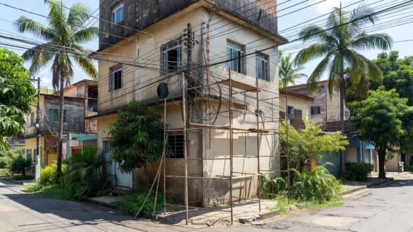 Fios elétricos e andaime em prédio no centro de Porto Velho