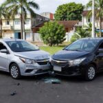 Acidente entre dois carros de aplicativos em Porto Velho com veículos danificados