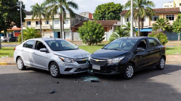 Acidente entre dois carros de aplicativos em Porto Velho com veículos danificados