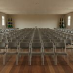 Sala de convenções política vazia em Rondônia com bandeiras do Brasil